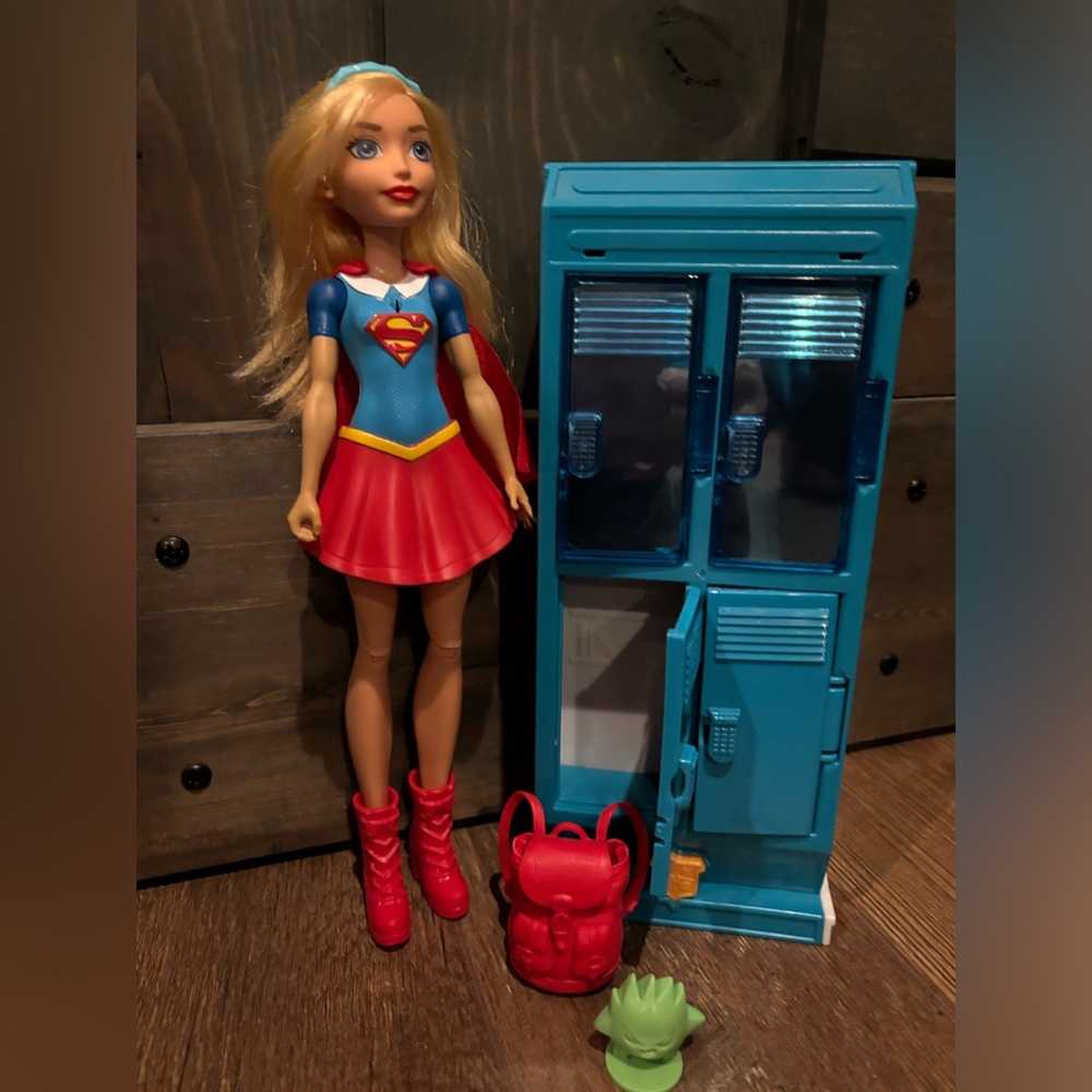 Mattel DC Super Hero Girls X-Ray Supergirl Doll Set w/ School Locker